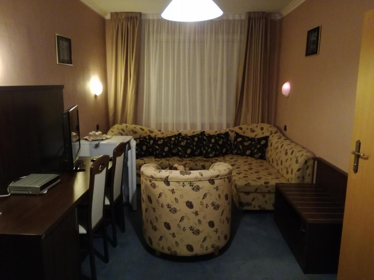 Garni Hotel Anne-Mary 피에슈타니 외부 사진
